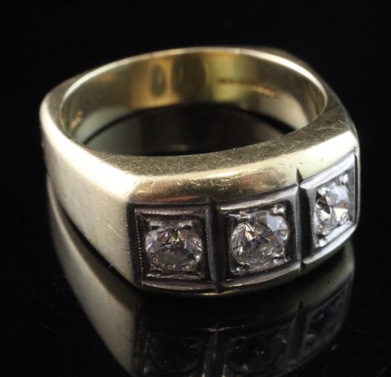 A gentlemans 14ct gold three stone diamond ring, size V.